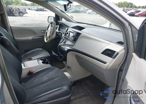 2013 Toyota Sienna Se 8 Passenger z USA, uszkodzony, nr VIN 5TDXK3DC1DS290542